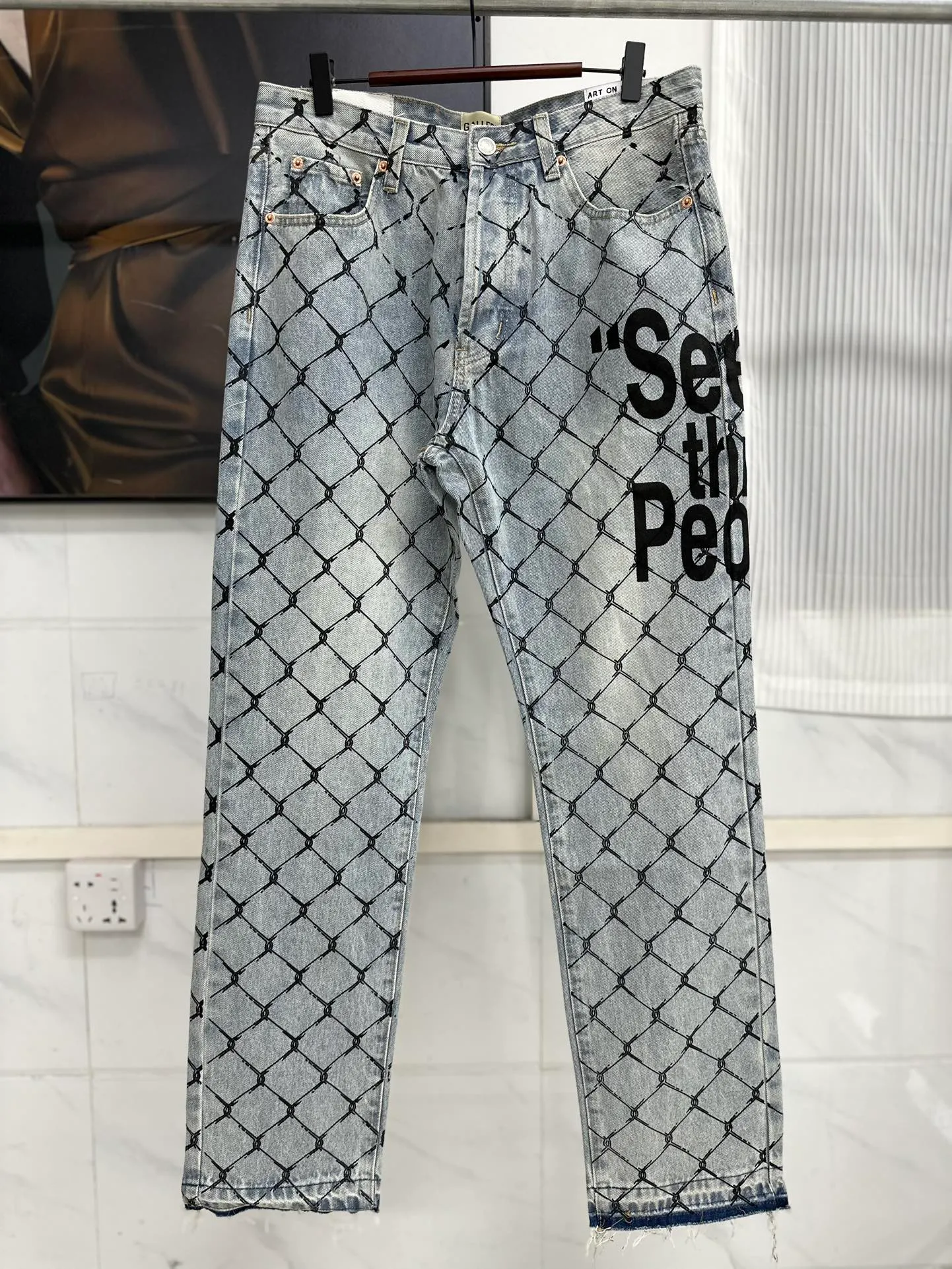 #8114 P240💰 GALLERY DEPT. Barbed wire letter printed denim washed and distressed spliced jeans - Original purchase and pattern making to truly restore the ultimate vintage texture - Original hardware accessories, washed and other elevators, QR code analysis are all purchased from the original factory, high degree of restoration, you are welcome to compare with a certain product~ - Three-dimensional version Loose and comfortable, not picky about the figure, taller and slimmer, factory Seiko, original factory quality control, same style for men and women, can be matched with couples, versatile recommendation Essential jeans for all seasons Color: Blue Size: S-XXL (28-36)